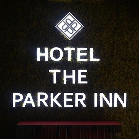 Hotel The Parker Inn By Kbnt Group Surat Exterior foto