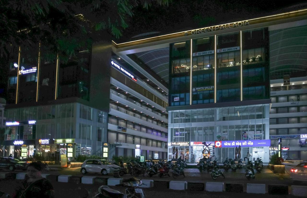 Hotel The Parker Inn By Kbnt Group Surat Exterior foto