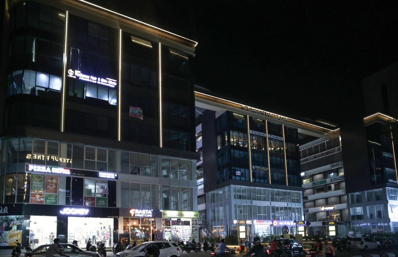 Hotel The Parker Inn By Kbnt Group Surat Exterior foto