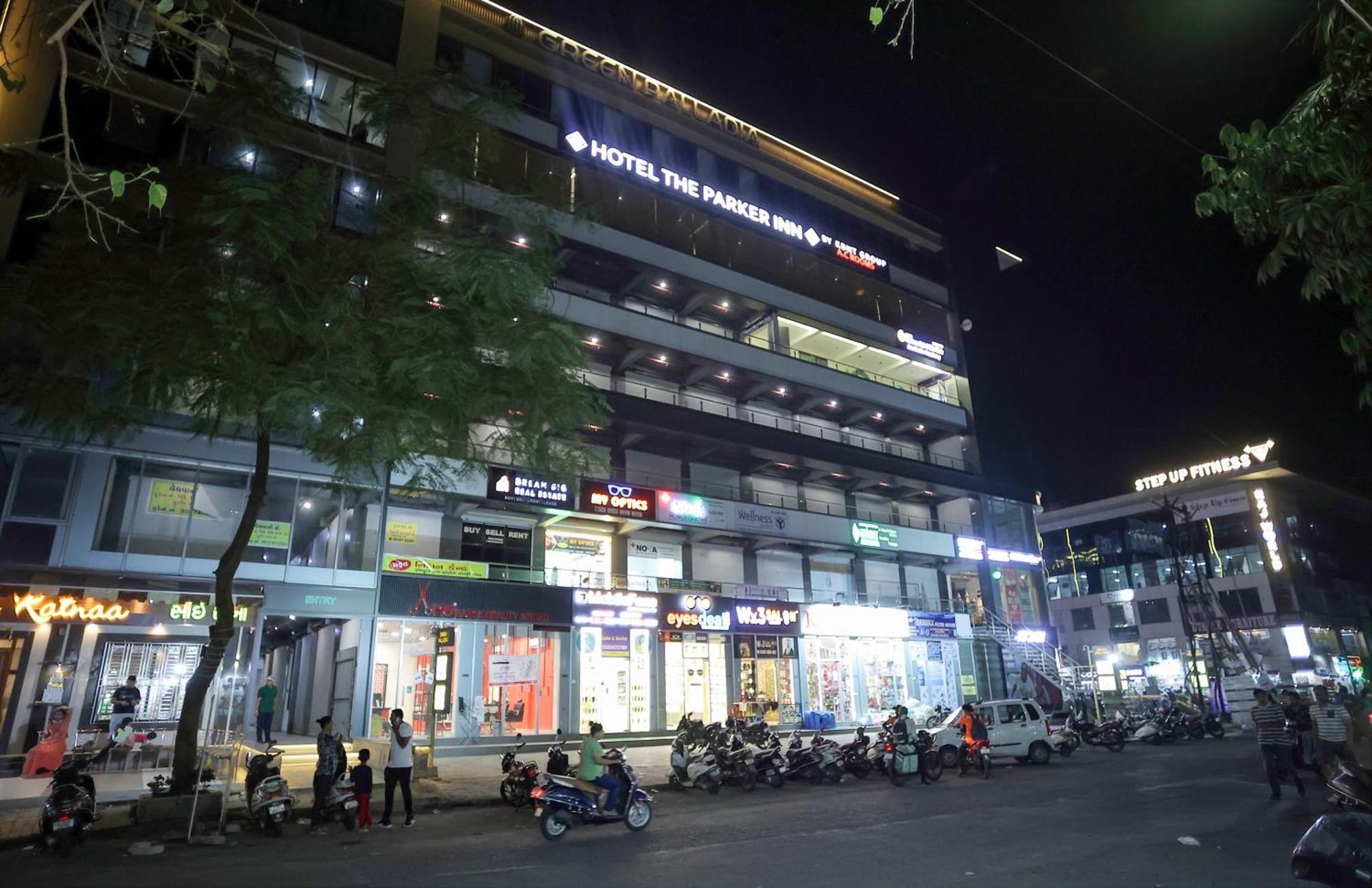 Hotel The Parker Inn By Kbnt Group Surat Exterior foto