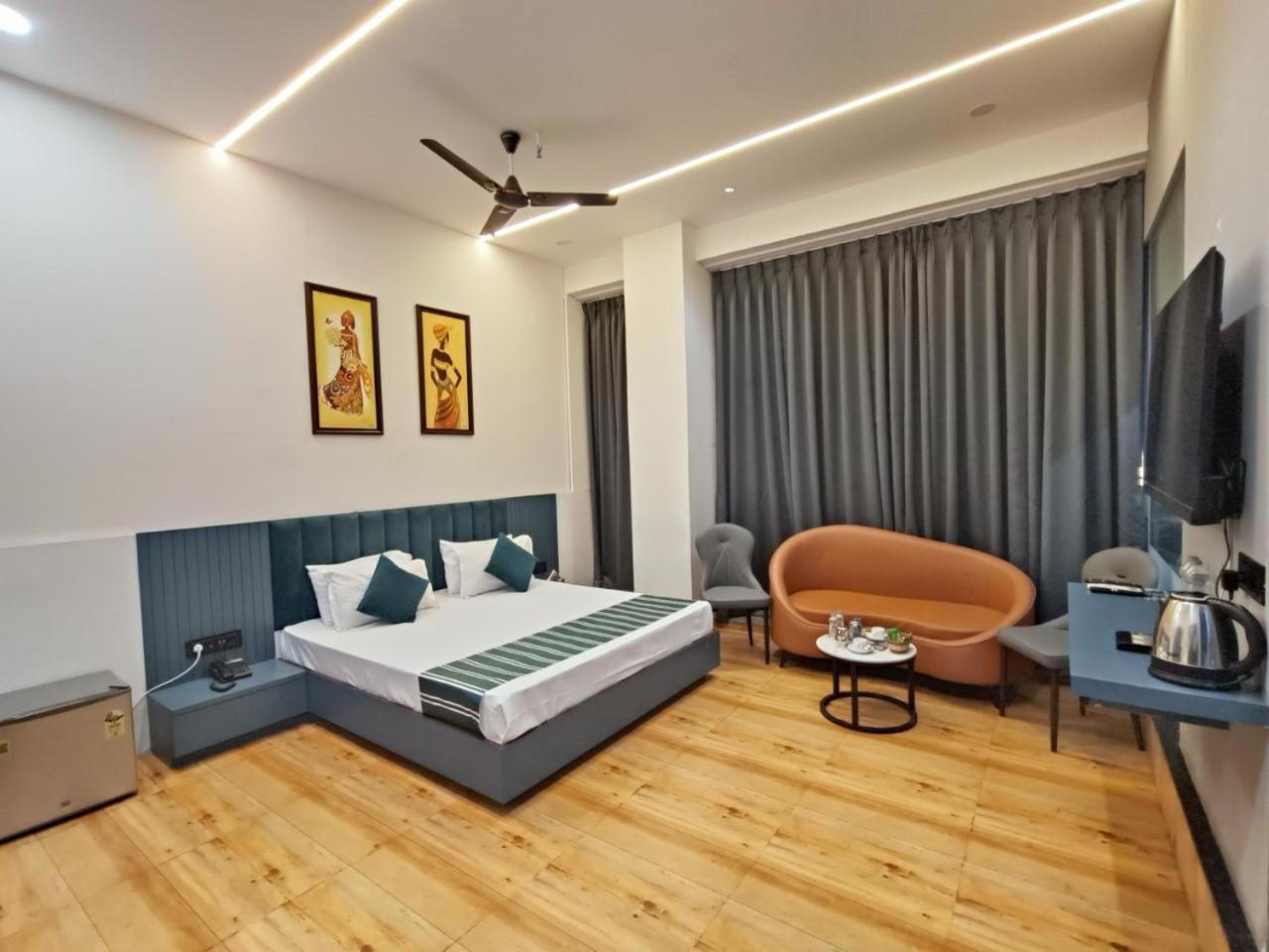 Hotel The Parker Inn By Kbnt Group Surat Exterior foto